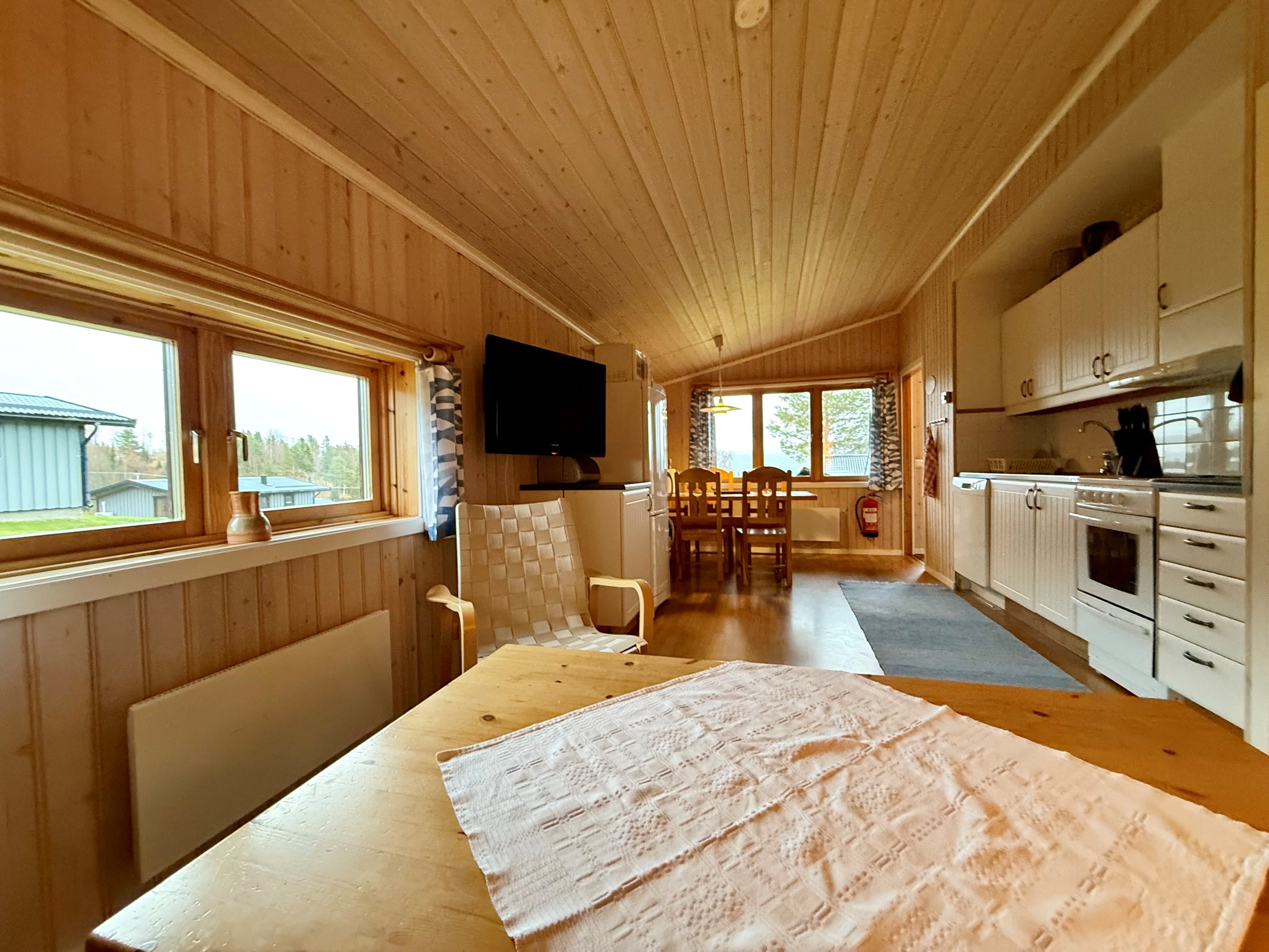 Storstuga mot kök, exempelbild från liknande stuga B-hus