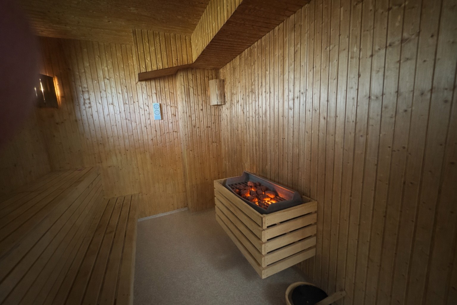 Eldglöd, värmande sauna,  gemenskap