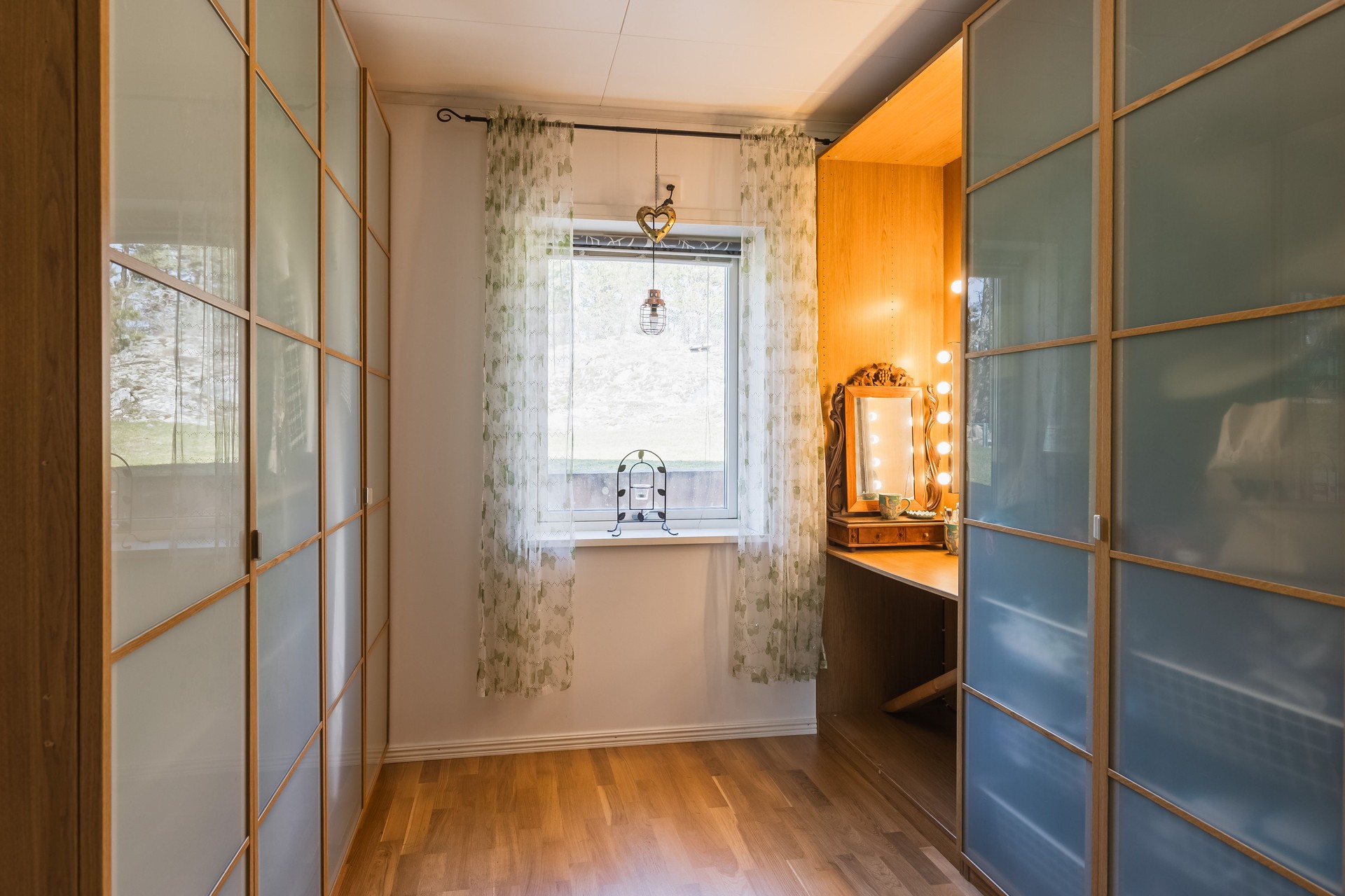 Ett av sovrummen, idag Walk in