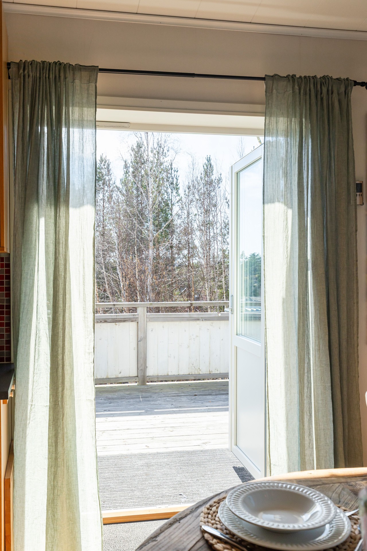 Utgång till en av flera uteplatser