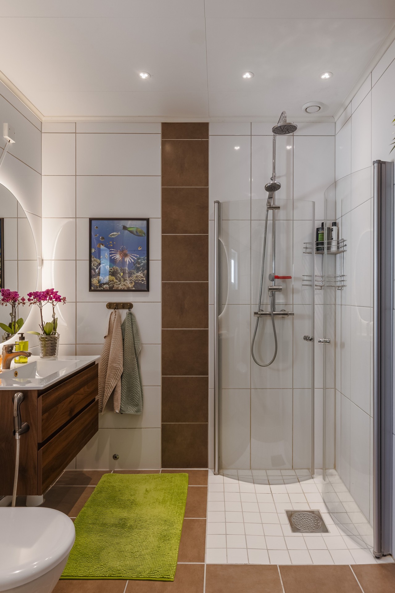 Bild på badrummet som nås via sovrum