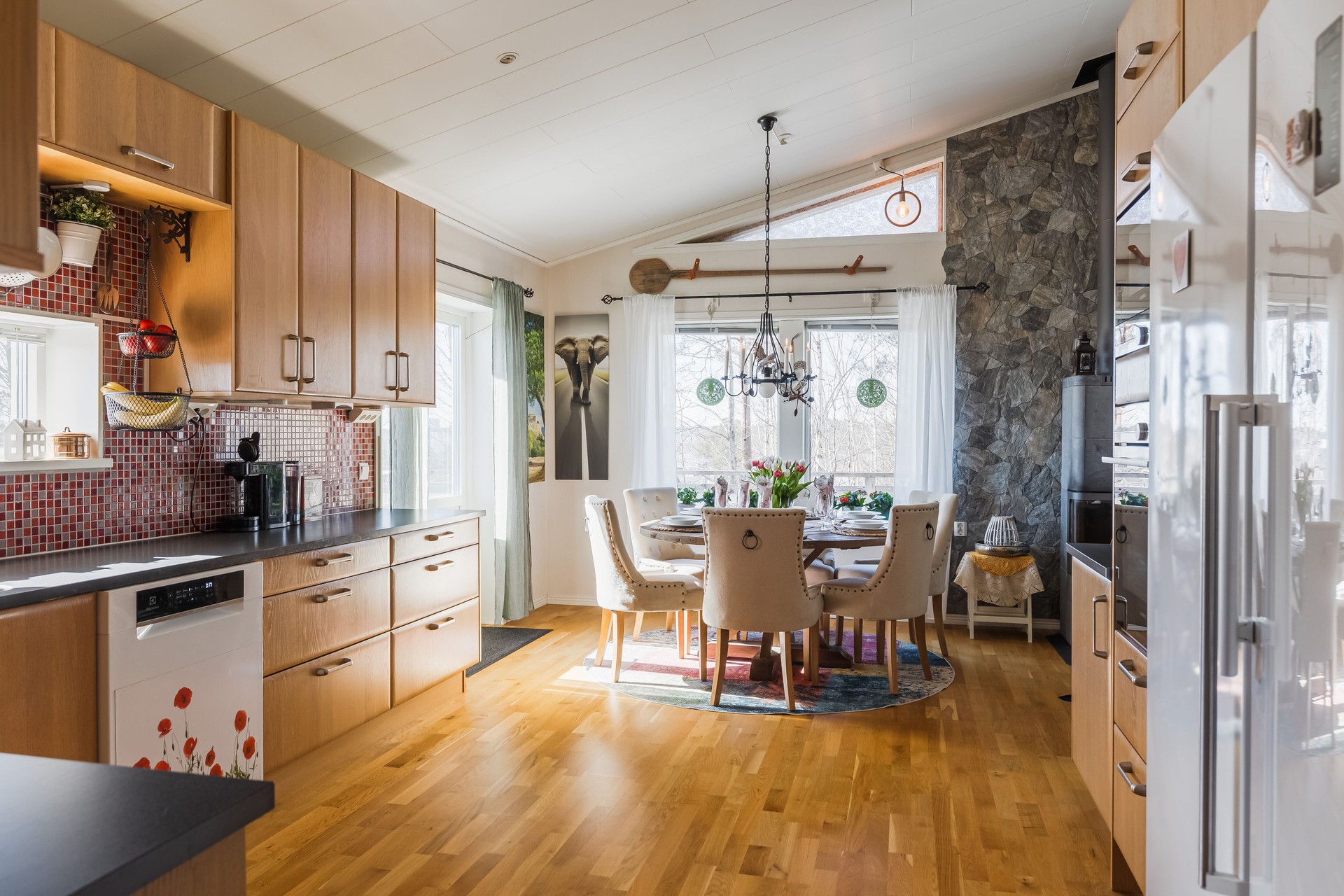 Köket har rymlig matplats framför fönster