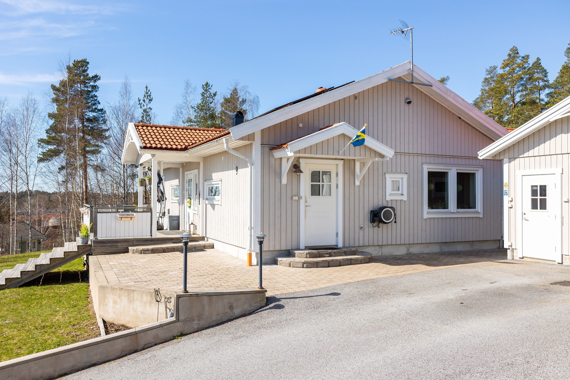 Här ser du husets båda entréer