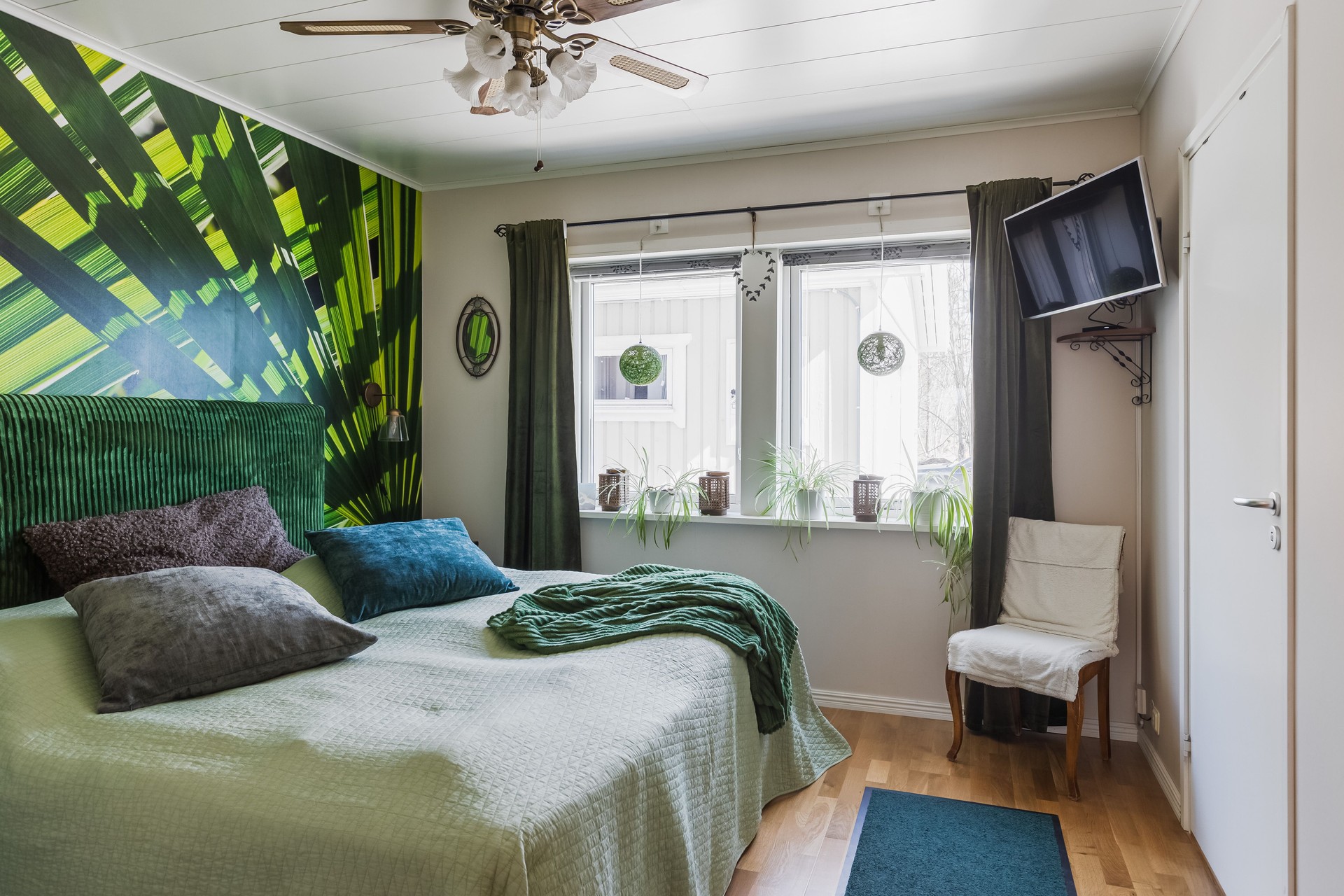 Sovrummet har fönster mot garaget