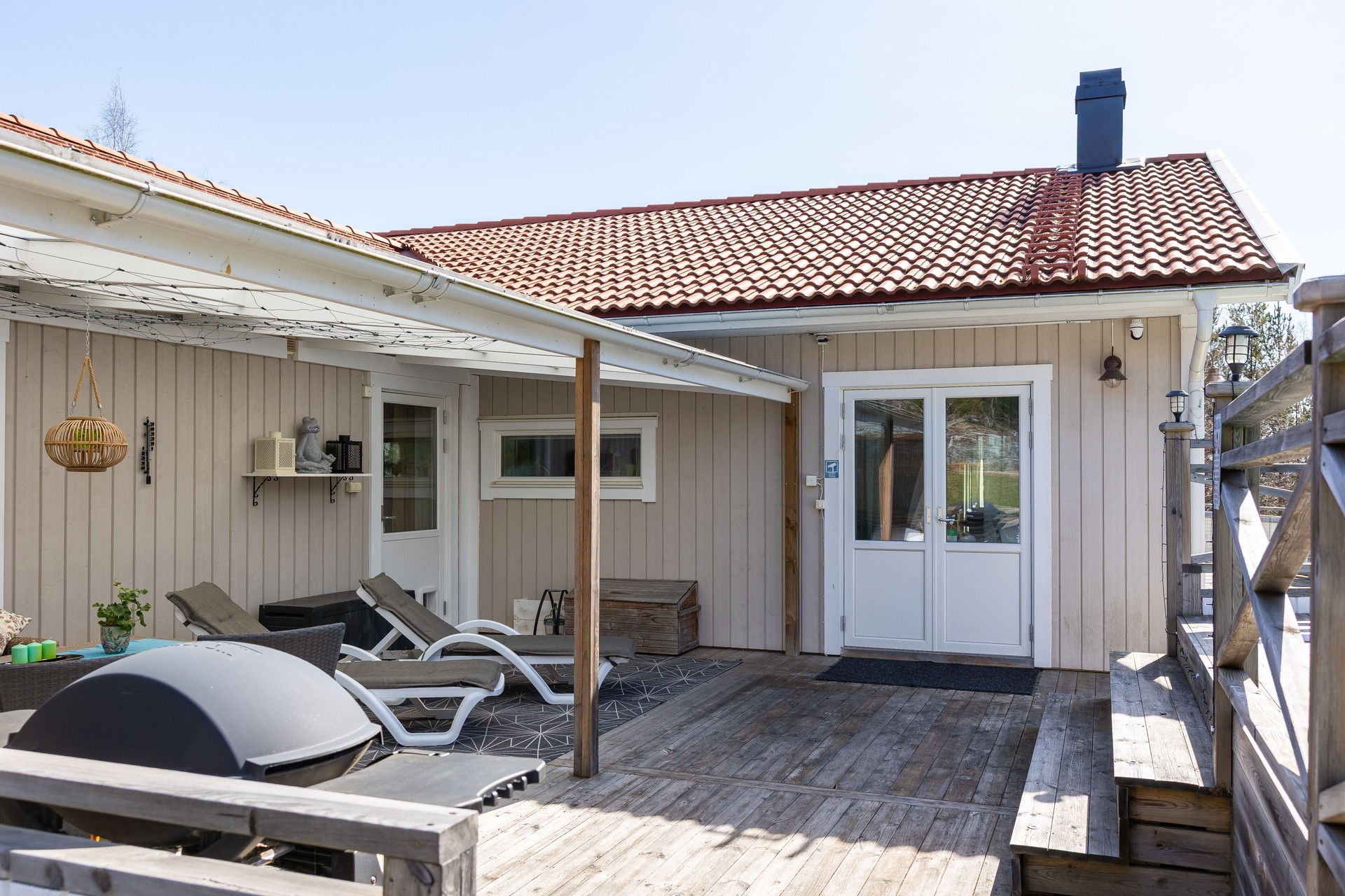 En uteplats under tak