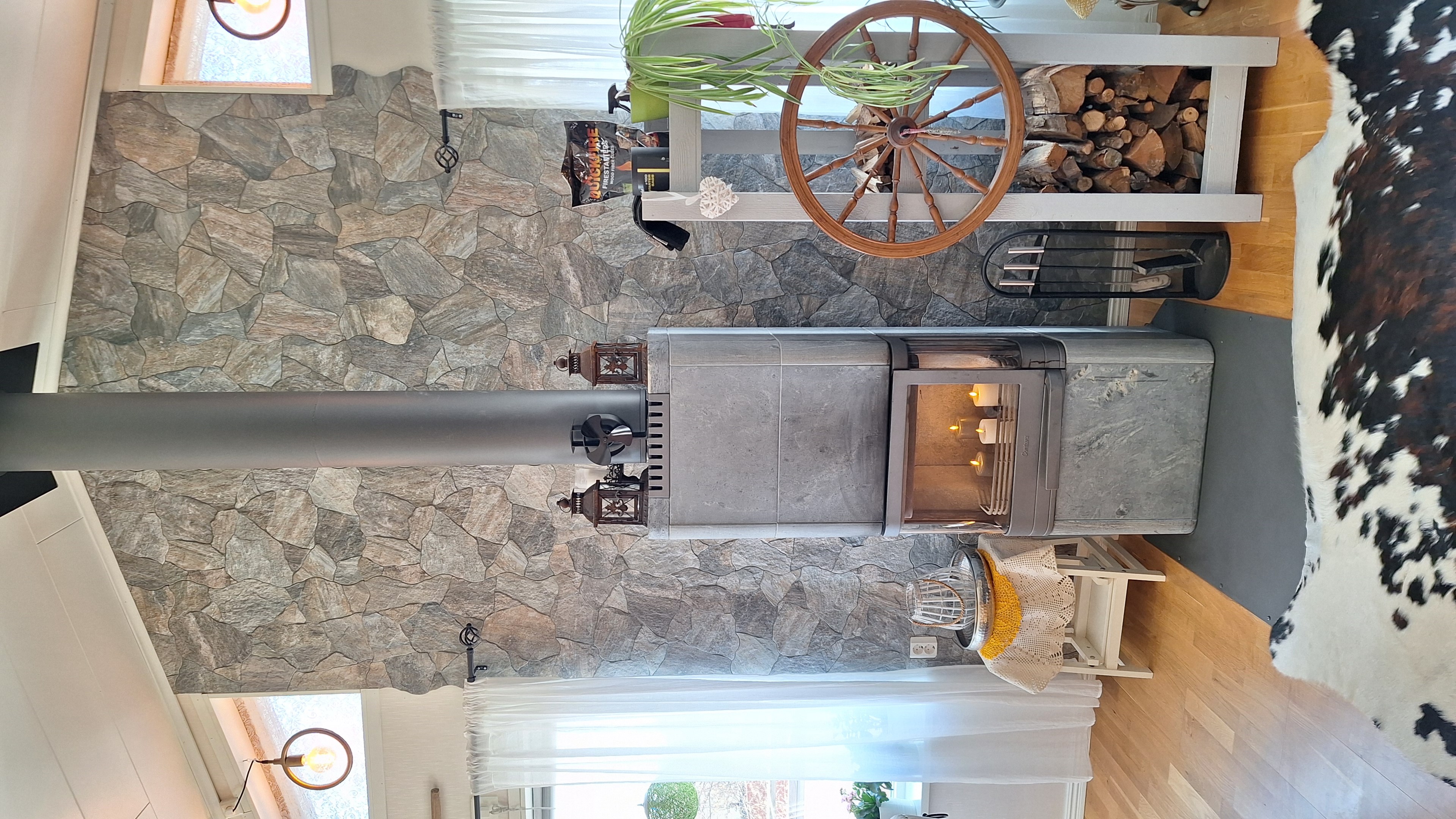 Snygg kamin som ses både från kök och vardagsrum