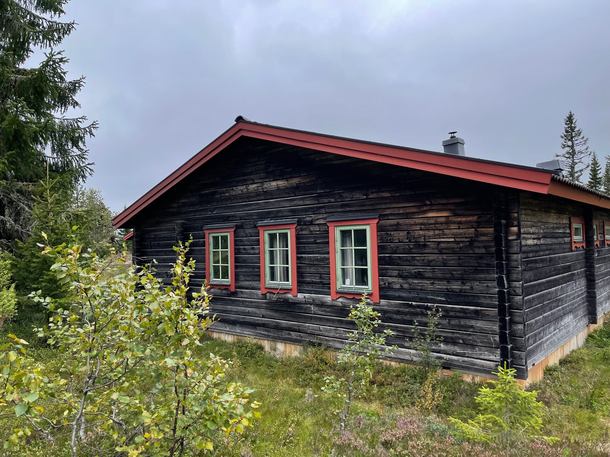 Riktig fjällstuga i timmer med eldstad & sauna