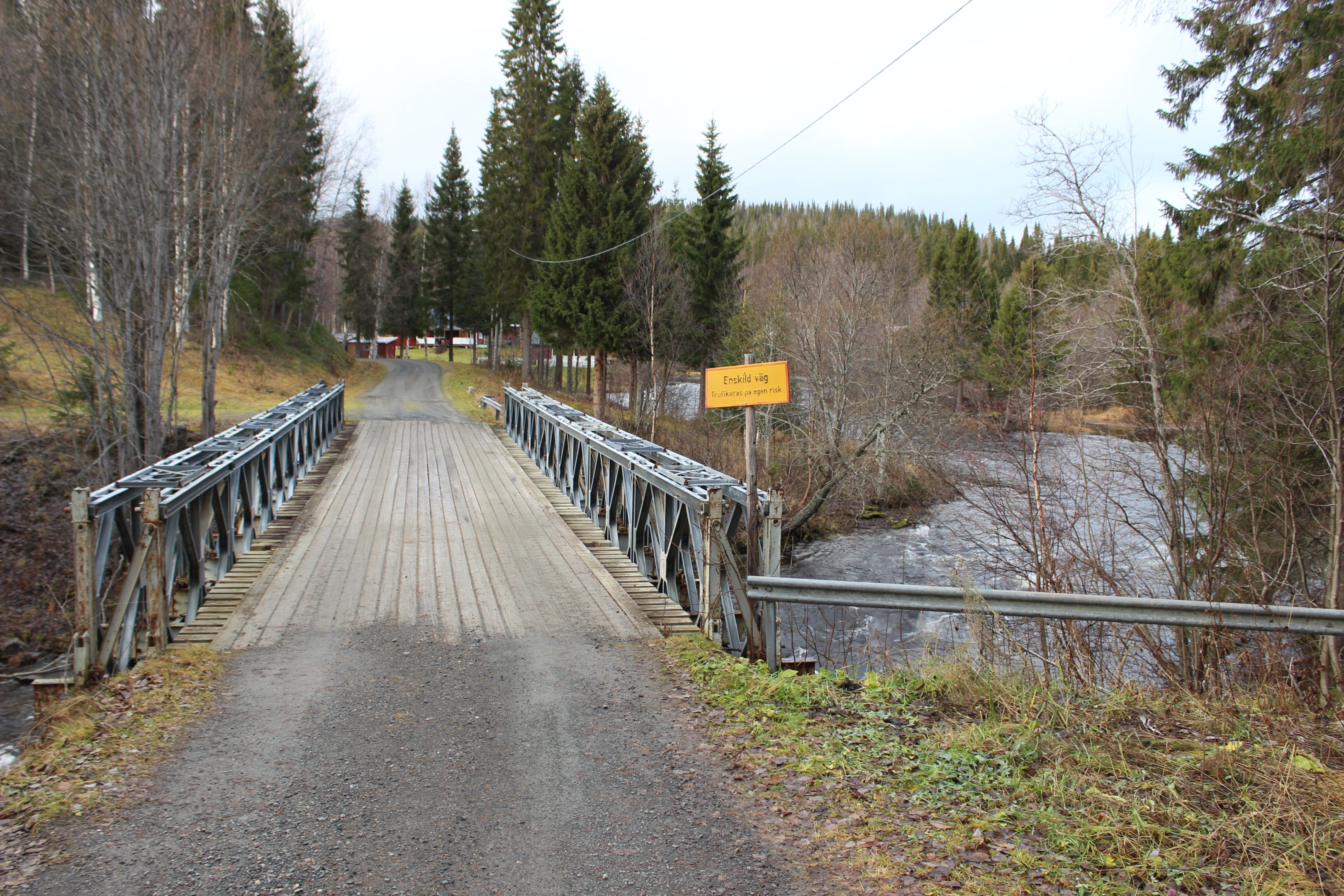 Bro, väg mot fastigheten