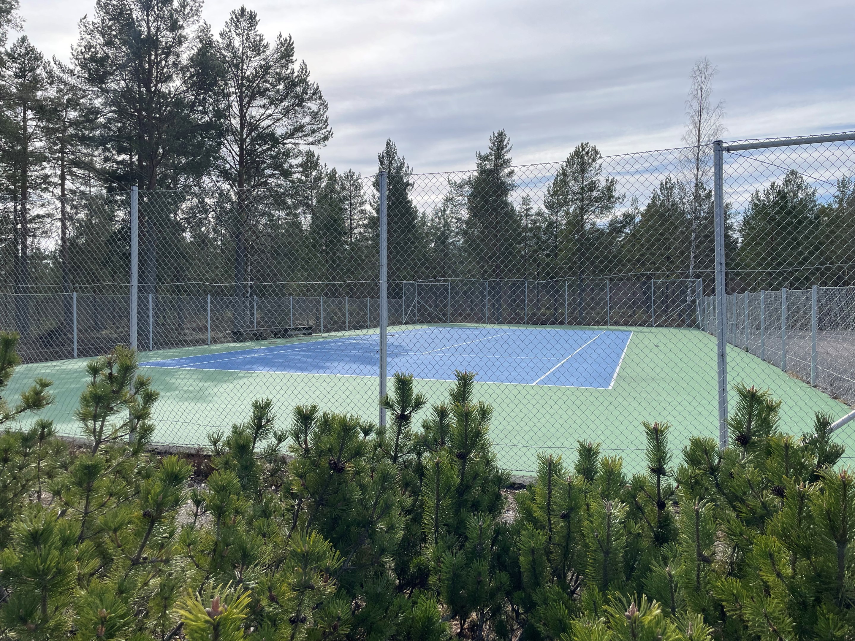 Tennisbana finns på området