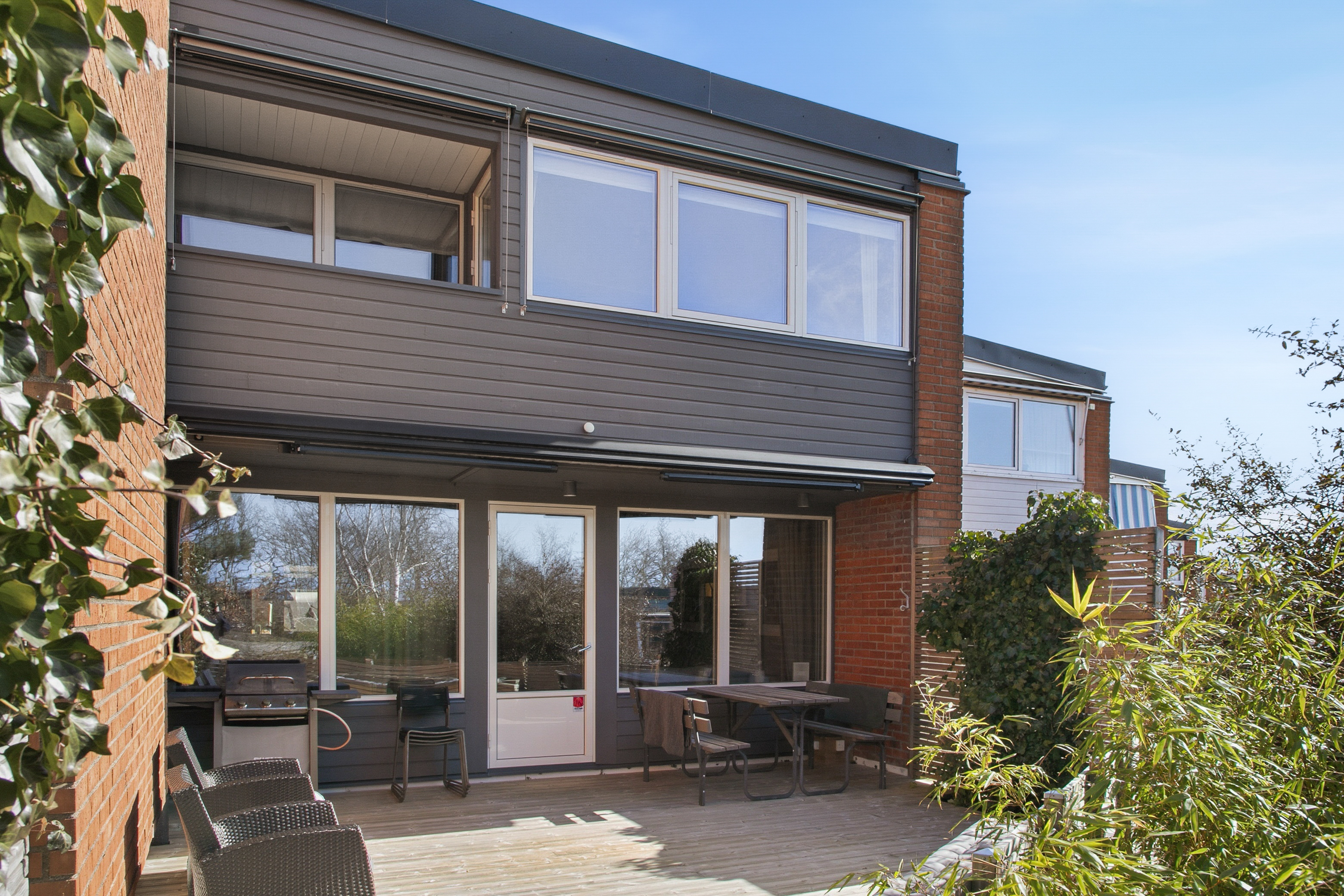 Balkong och uteplats i västerläge