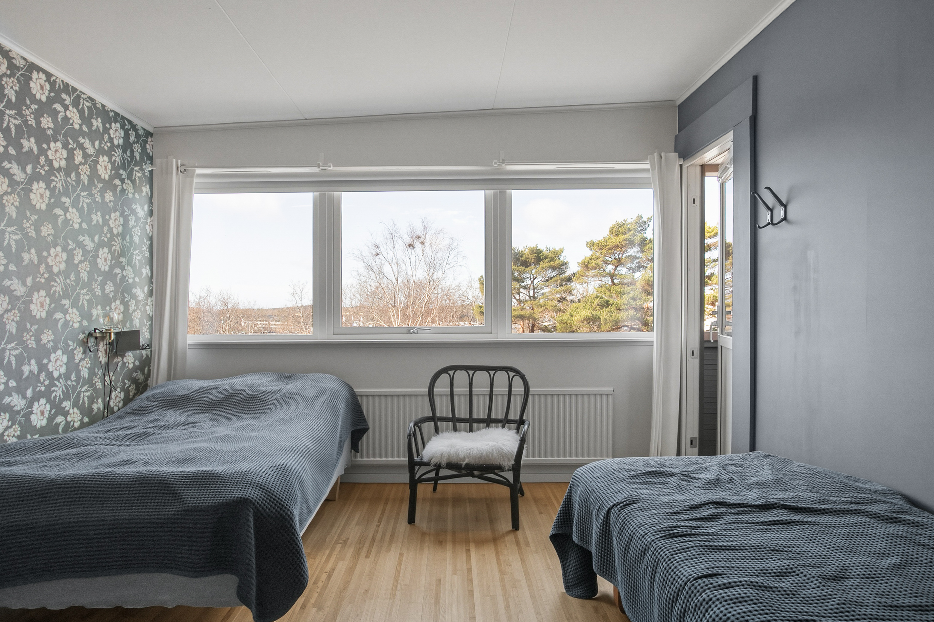 Sovrum med utgång till balkong