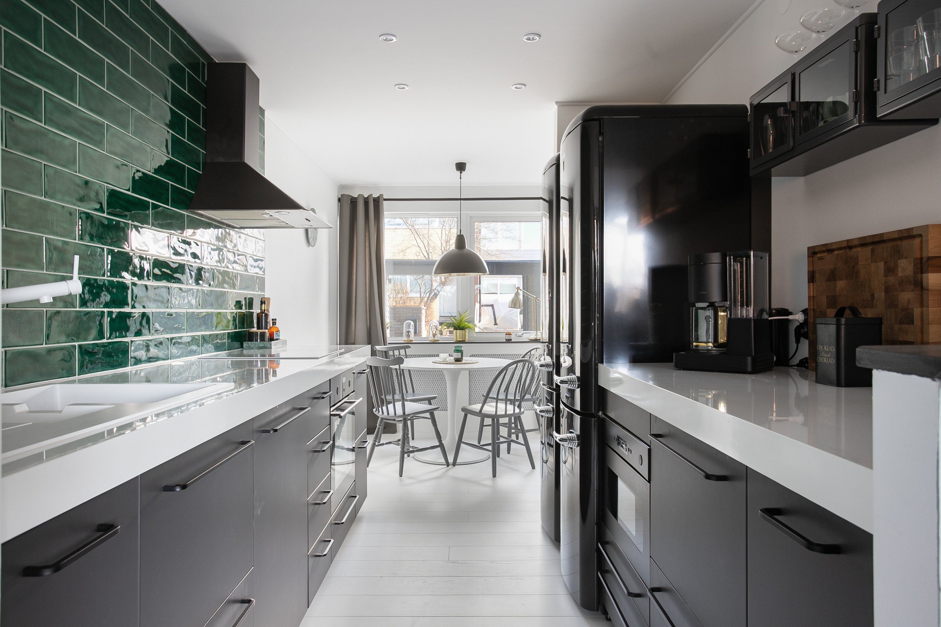 Stiligt kök med matplats