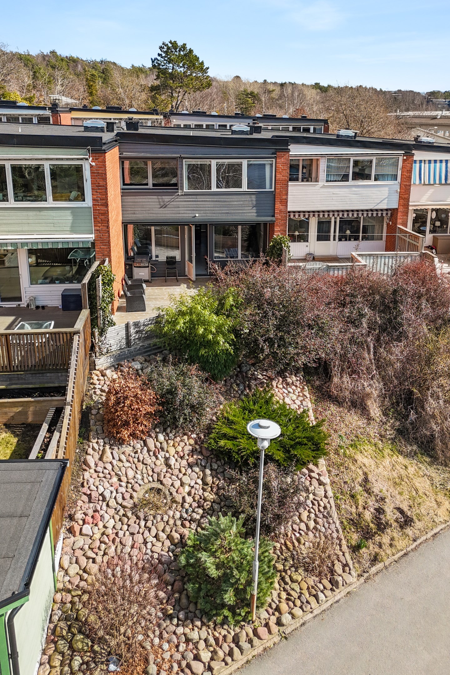 Uteplatser och trädgård i västerläge