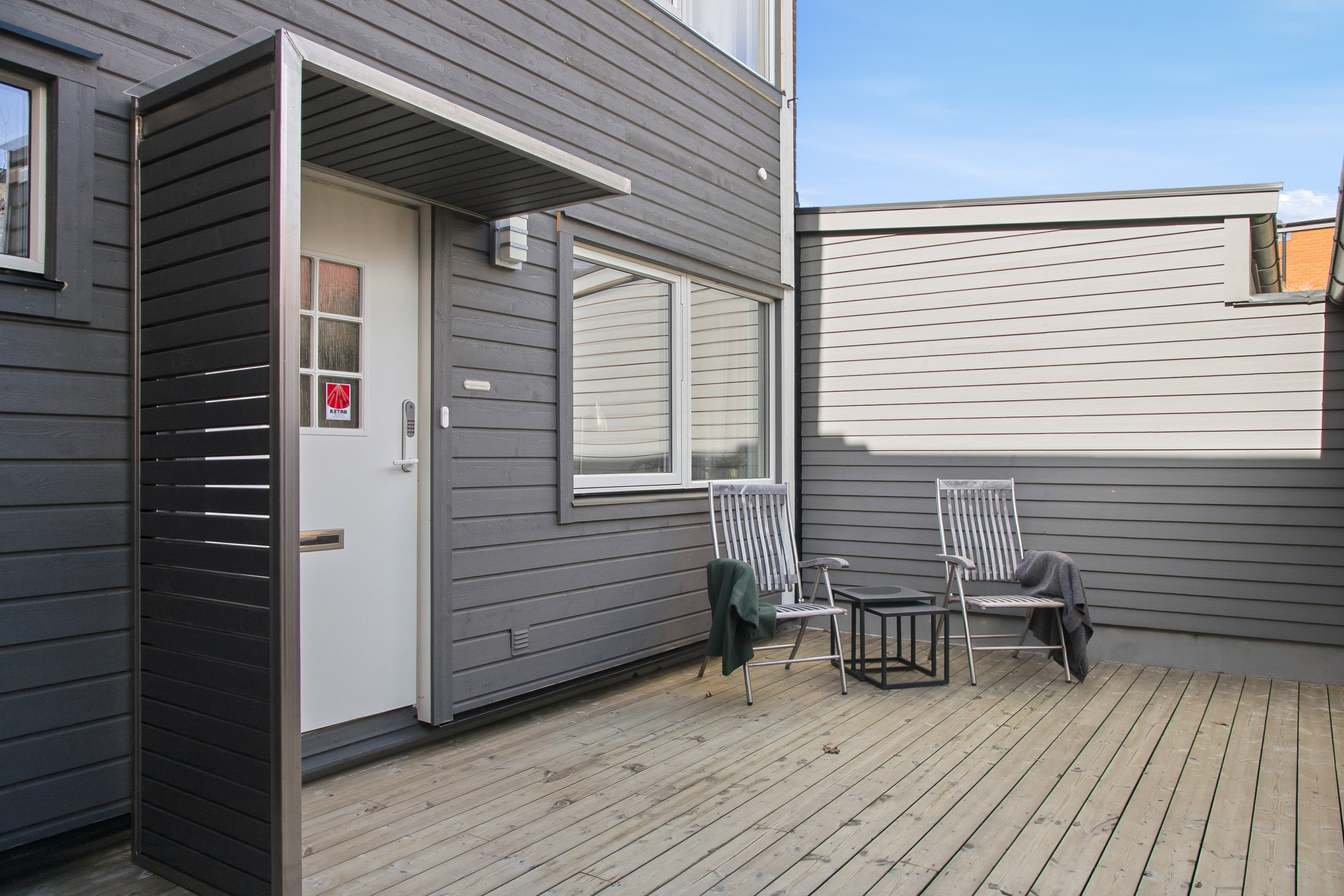 Entré samt del av uteplatsen