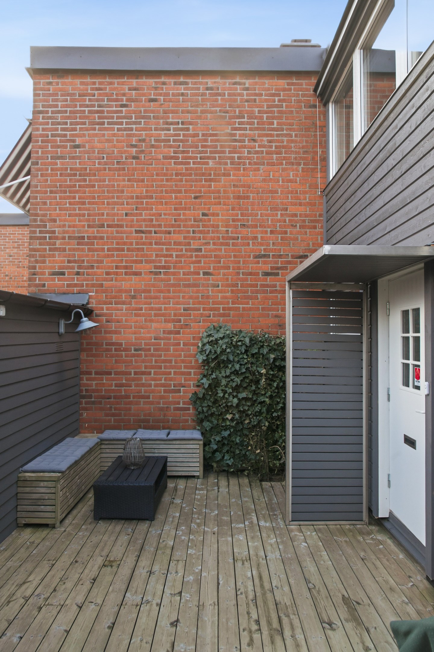 Uteplats vid entrén