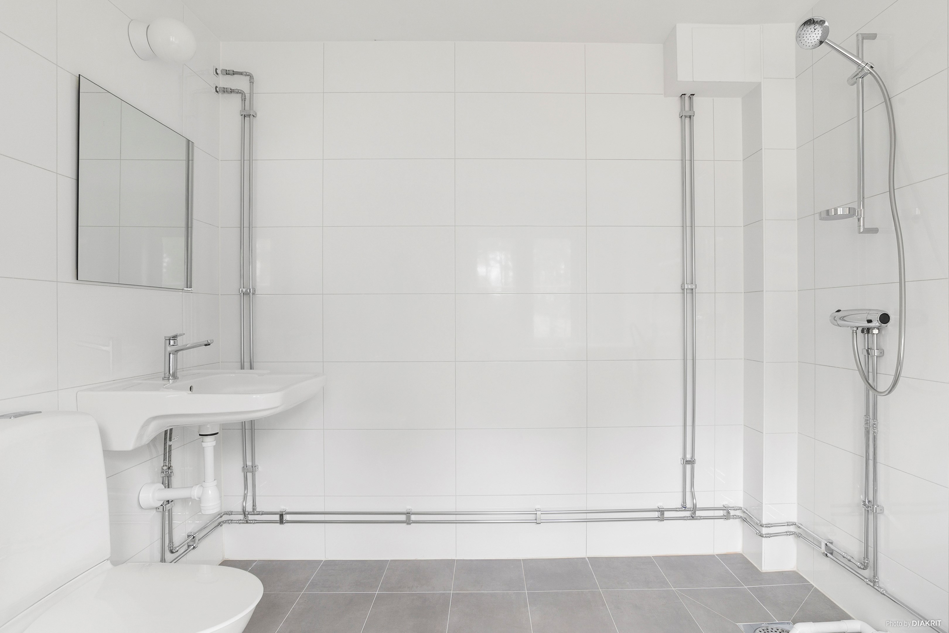 Badrum med tvättmaskin