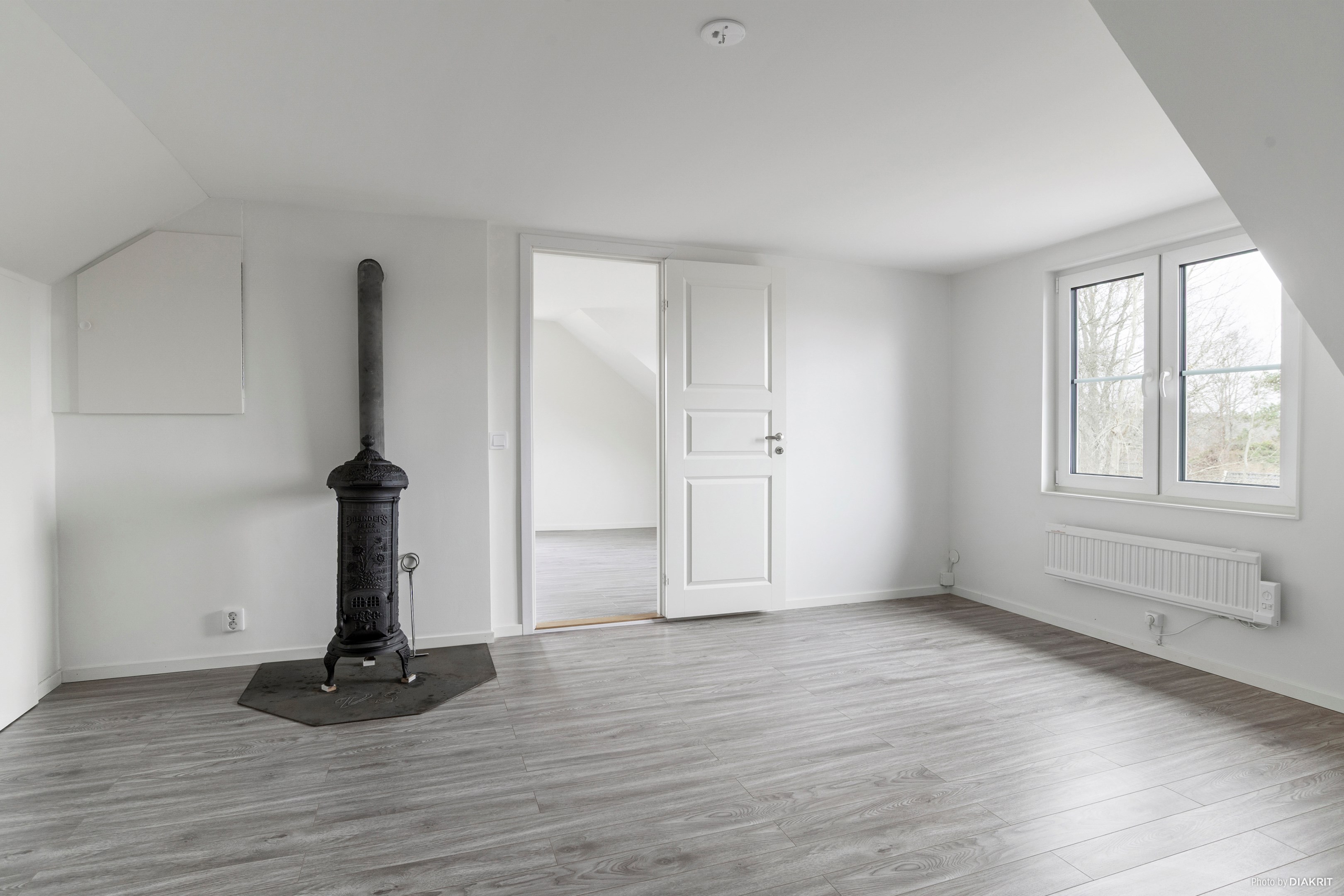 Allrum med gjutjärnskamin
