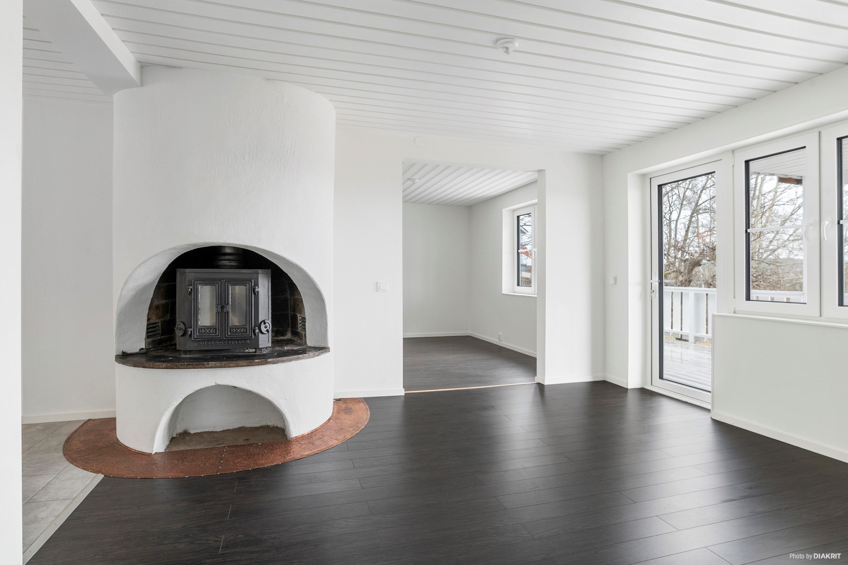 Allrum med öppen spis och utgång till altan