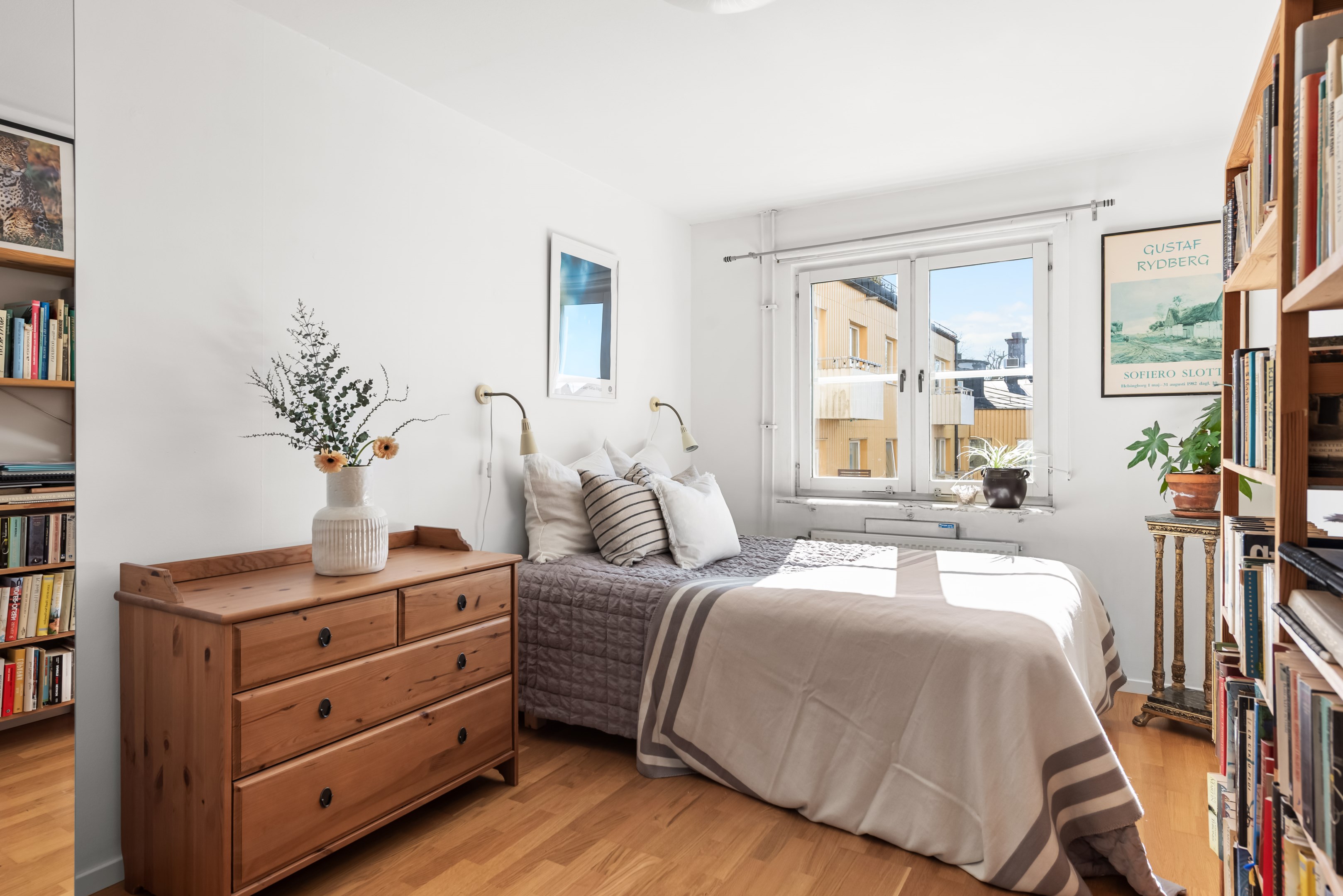 Sovrum med egen klädkammare