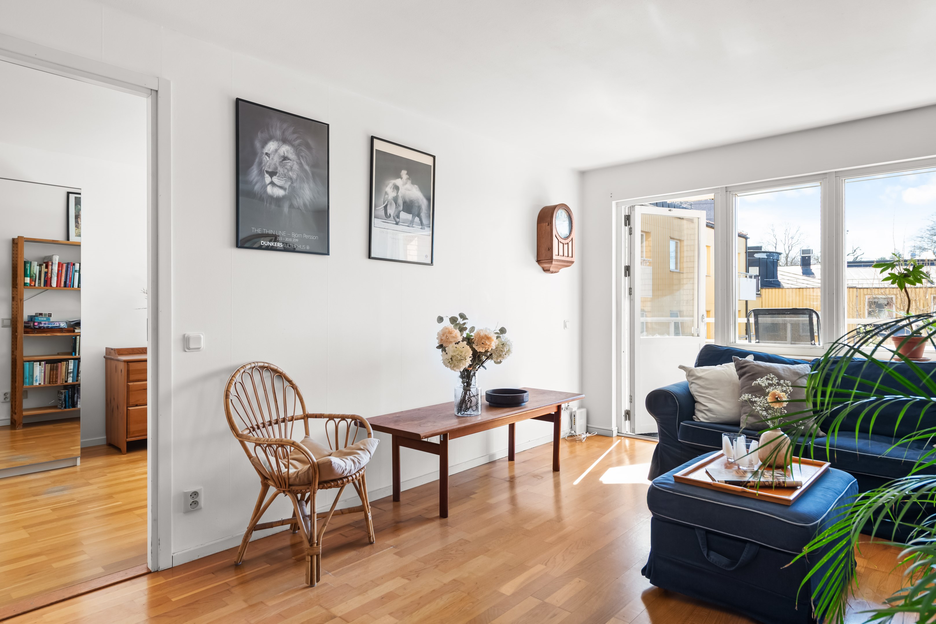 Vardagsrum med vy mot sovrum