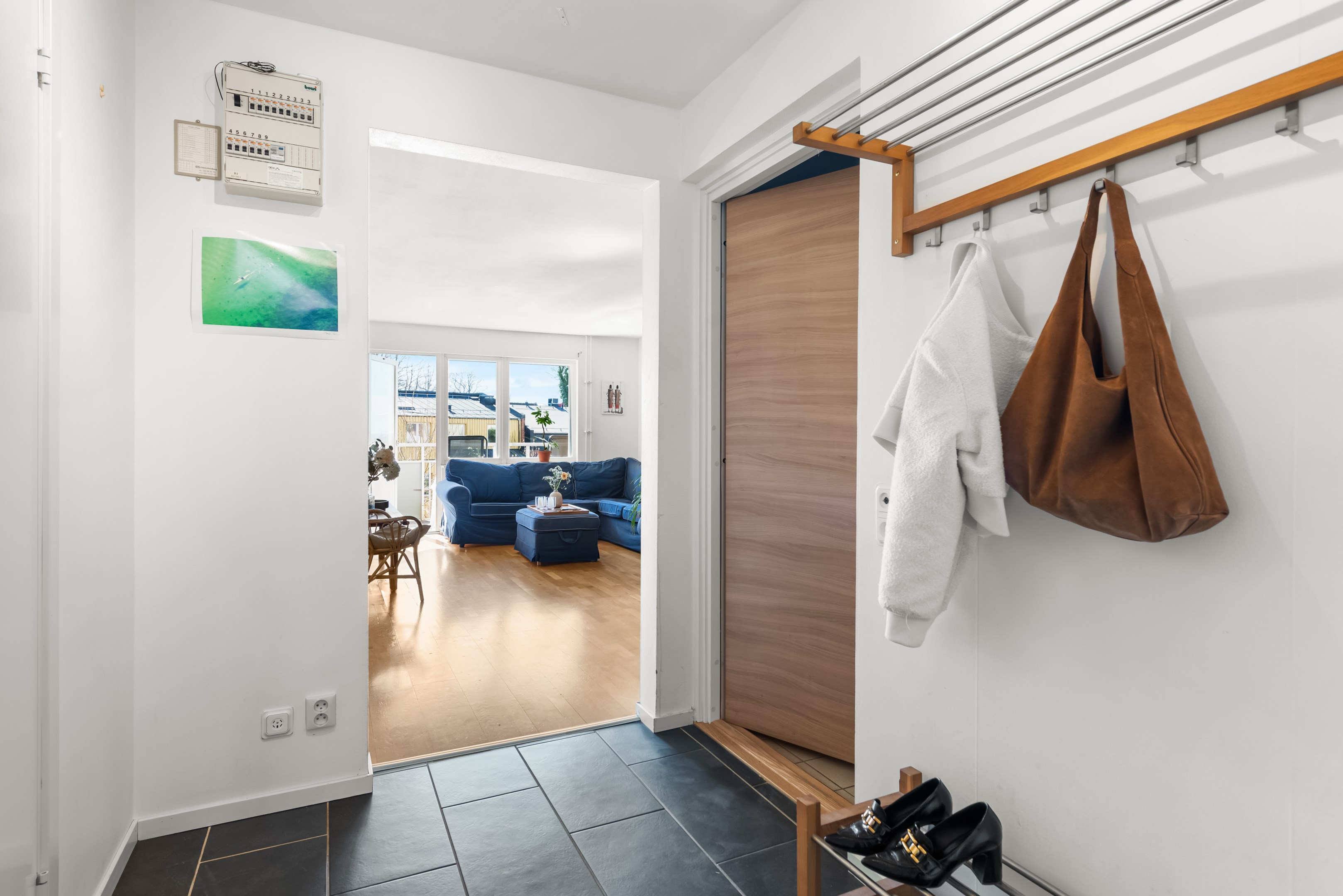 Stor hall med klinker på golvet