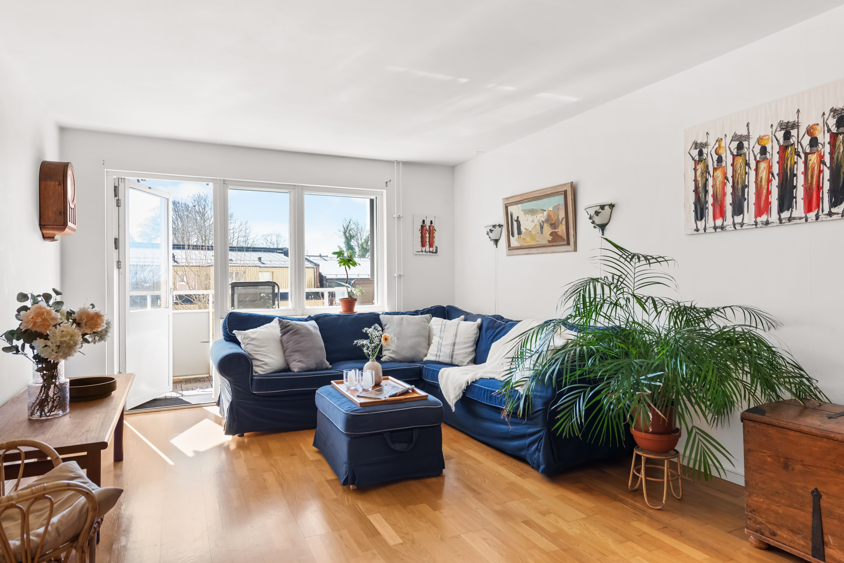 Stort vardagsrum med mycket plats