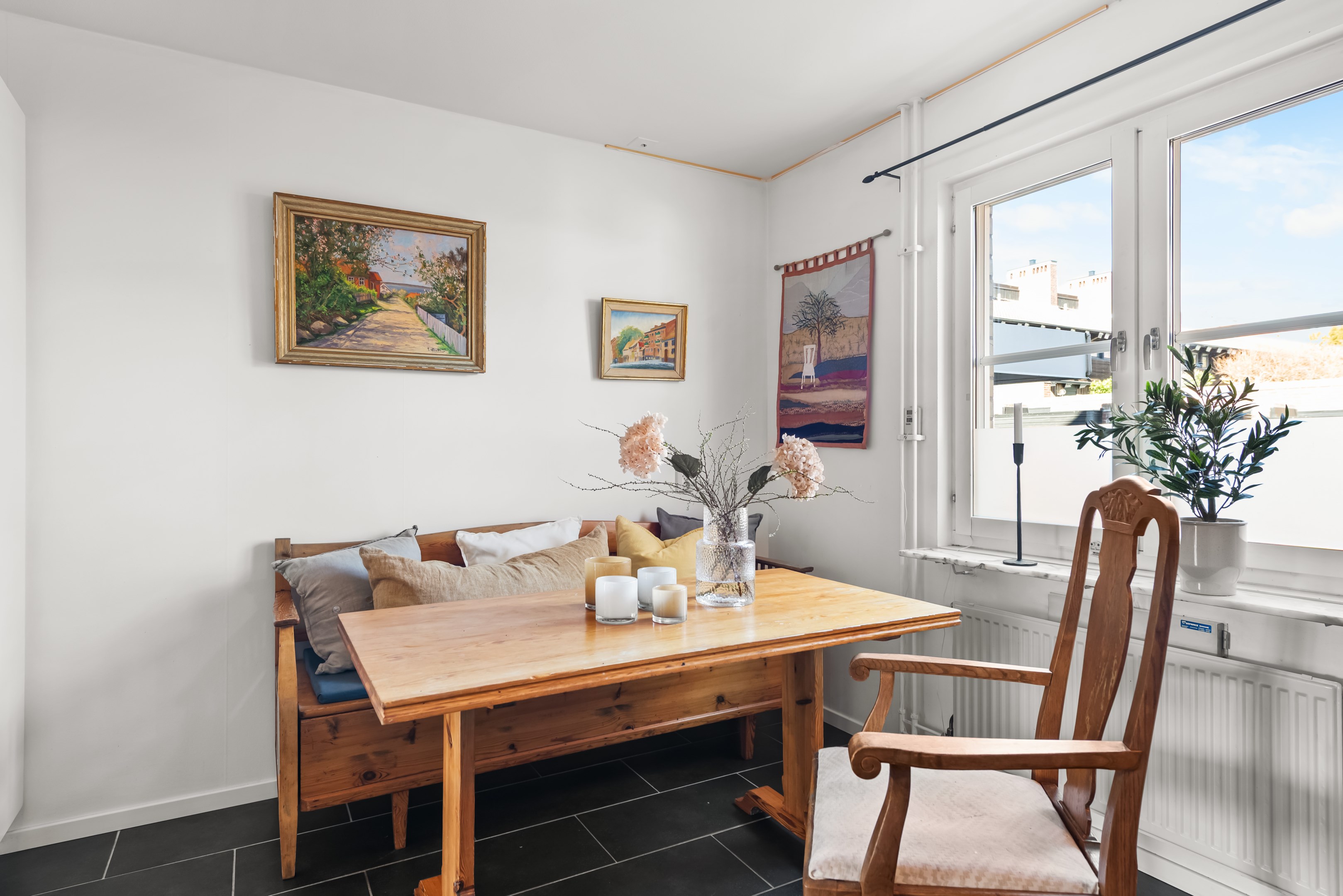 Matplats i köket med utsikt mot Sankt Clemens gata