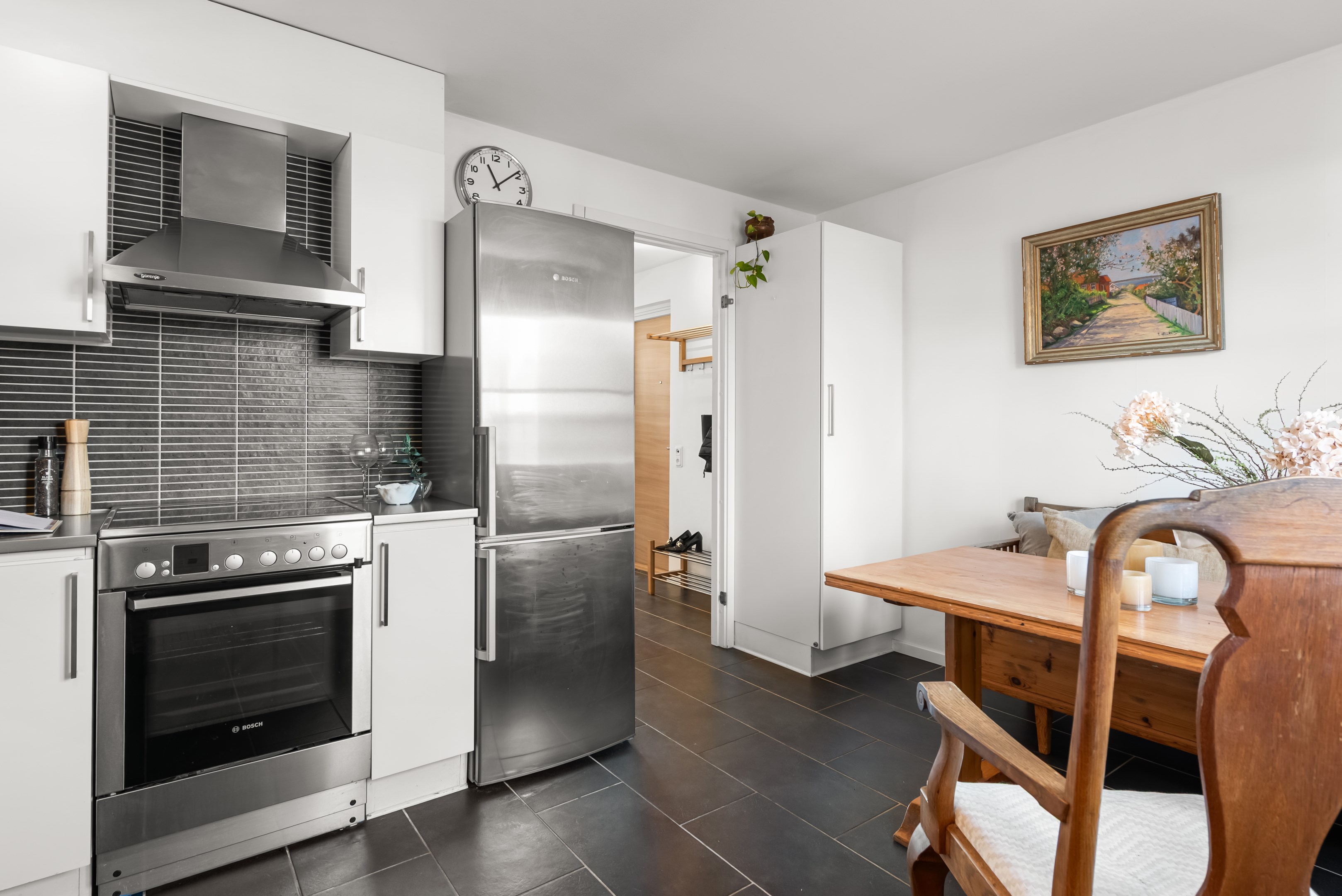 Kök med klinker på golvet