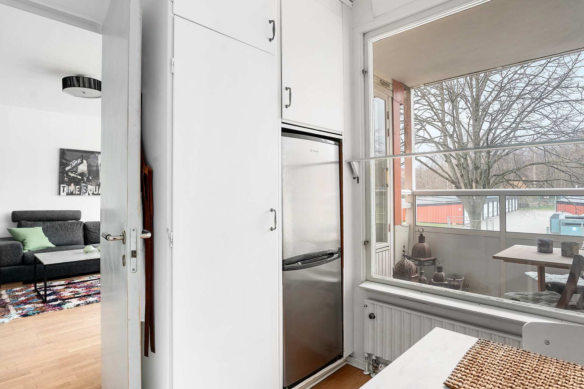 Ljust kök med utsikt