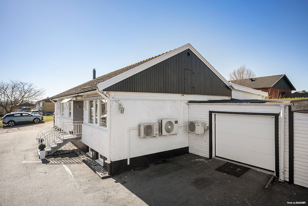 Rymlig uppfart och vidbyggt garage