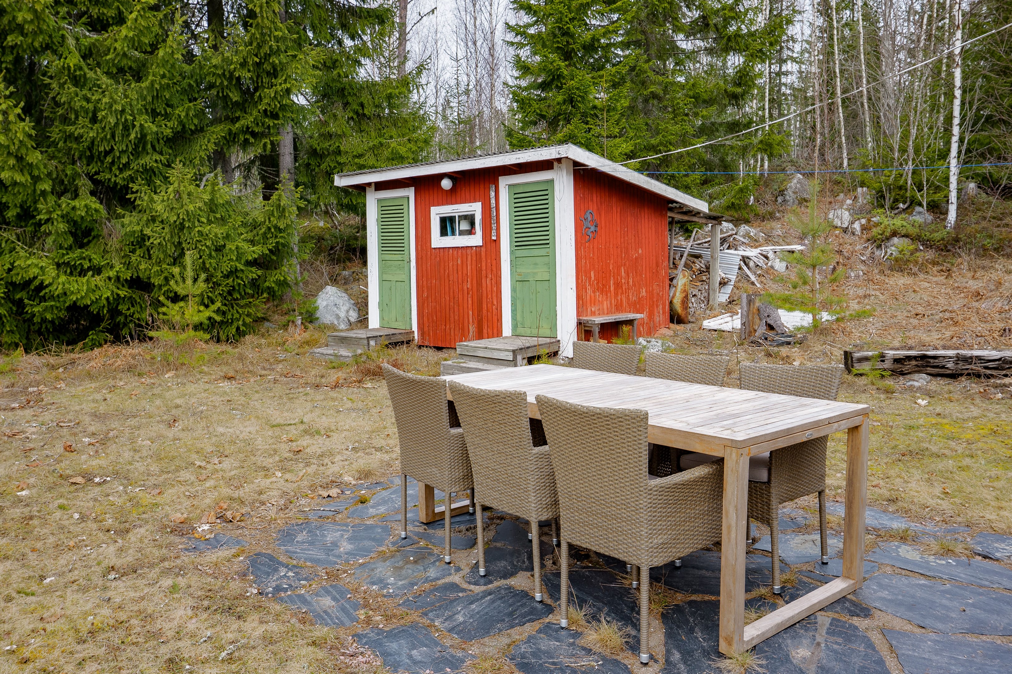 Förråd och utedass