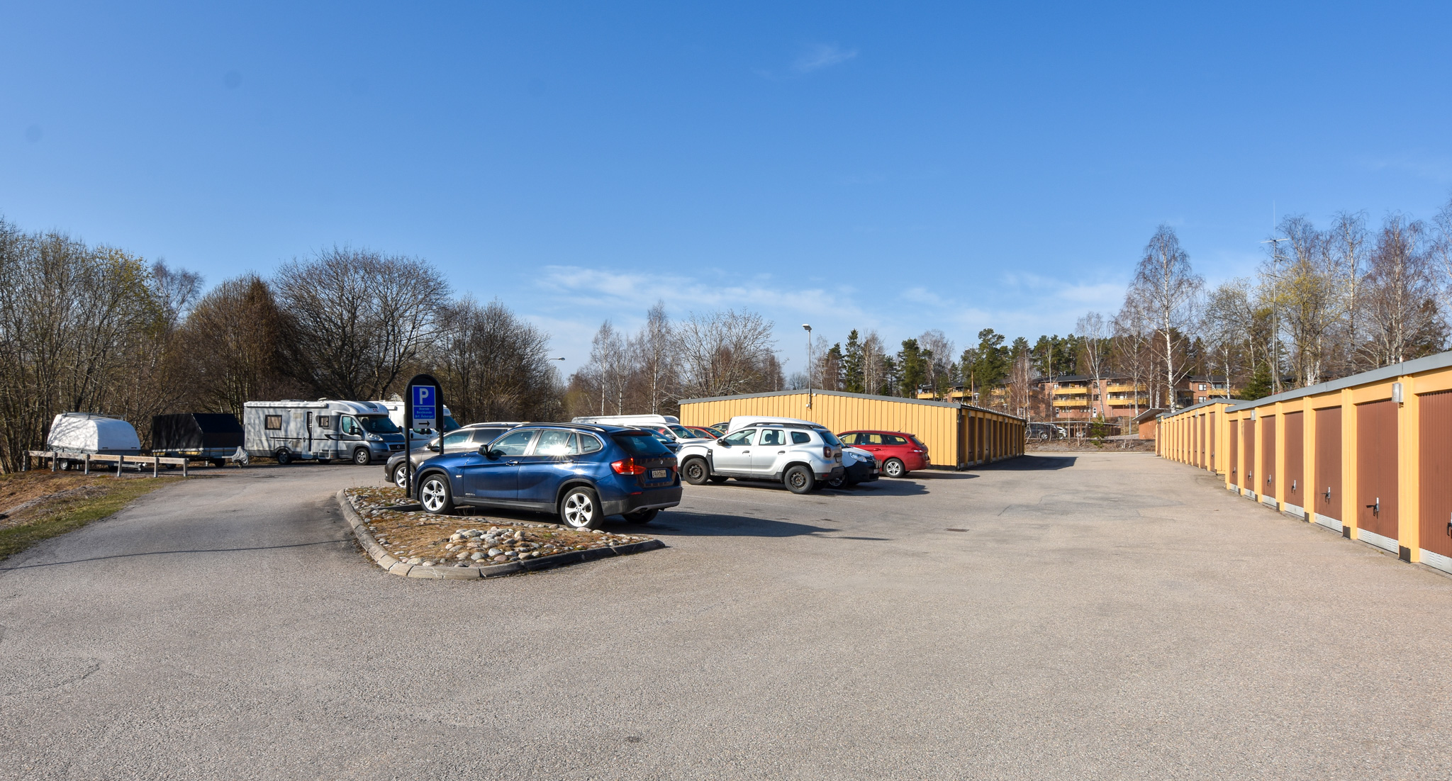 16 parkeringsplatser och 5 husbils- och husvagnsplatser samt sex laddplatser för elbil