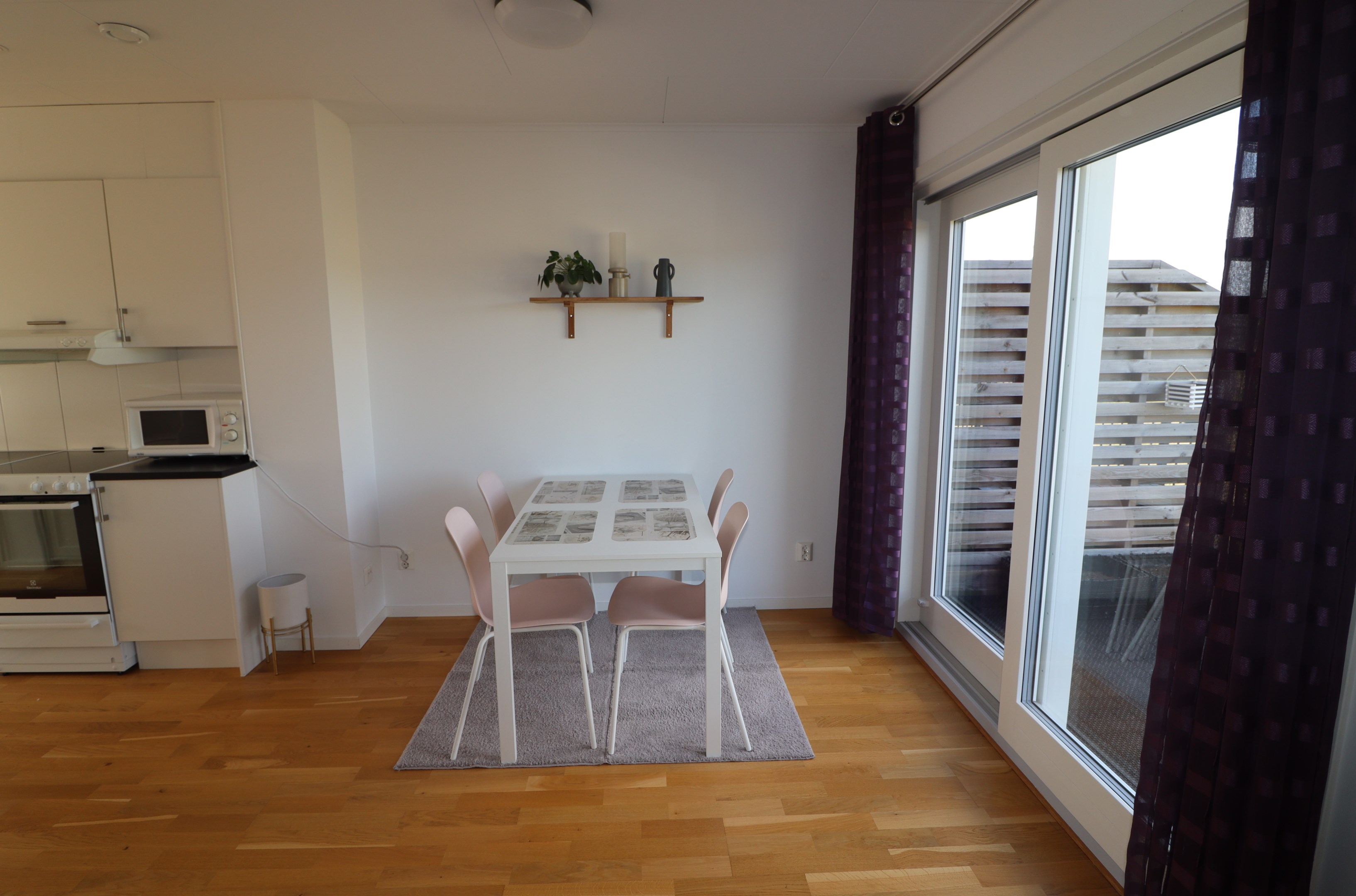 Matplats och skjutdörr till balkong