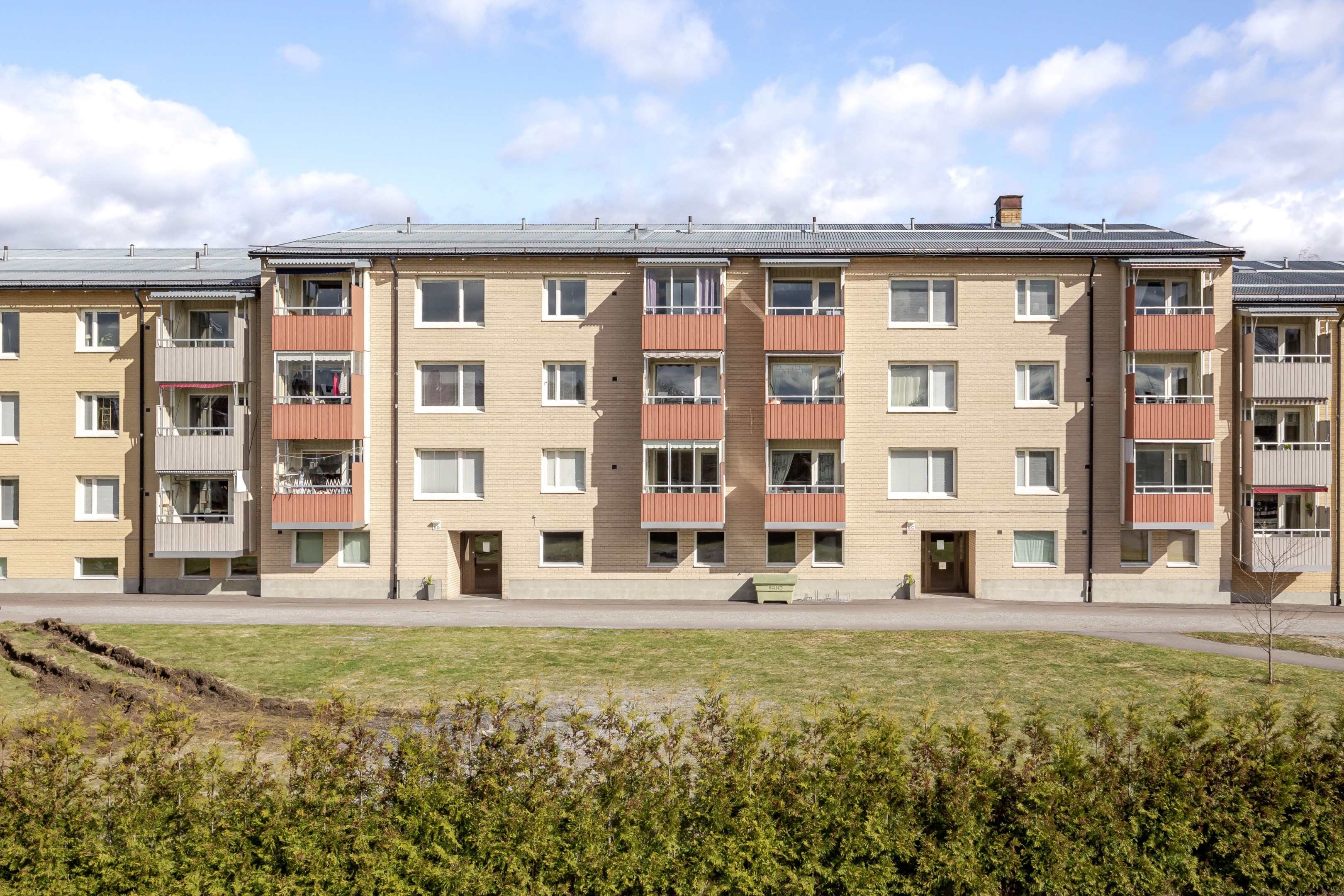 Entrésida och fönster mot torget