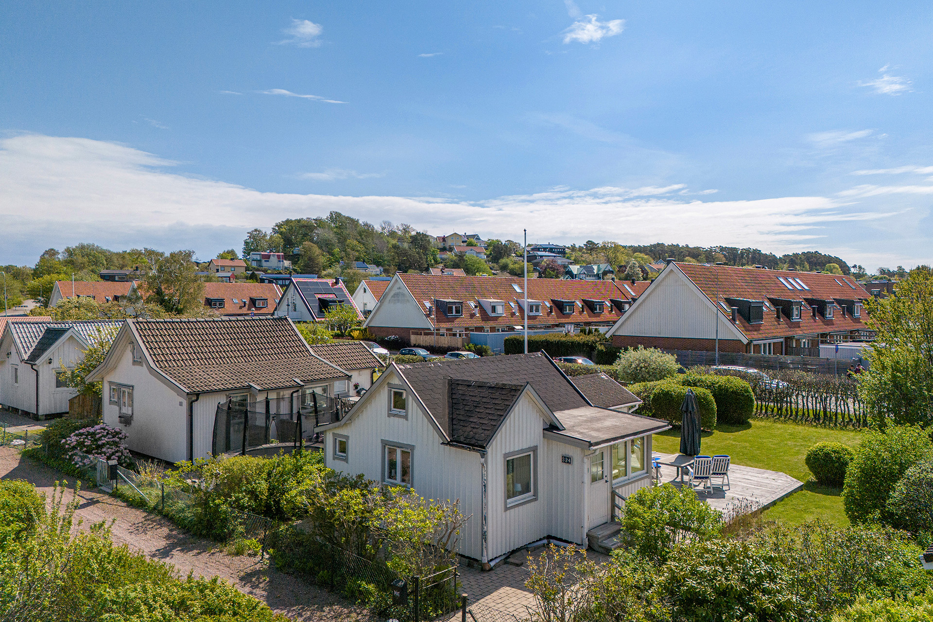 Idylliskt nära stad o hav