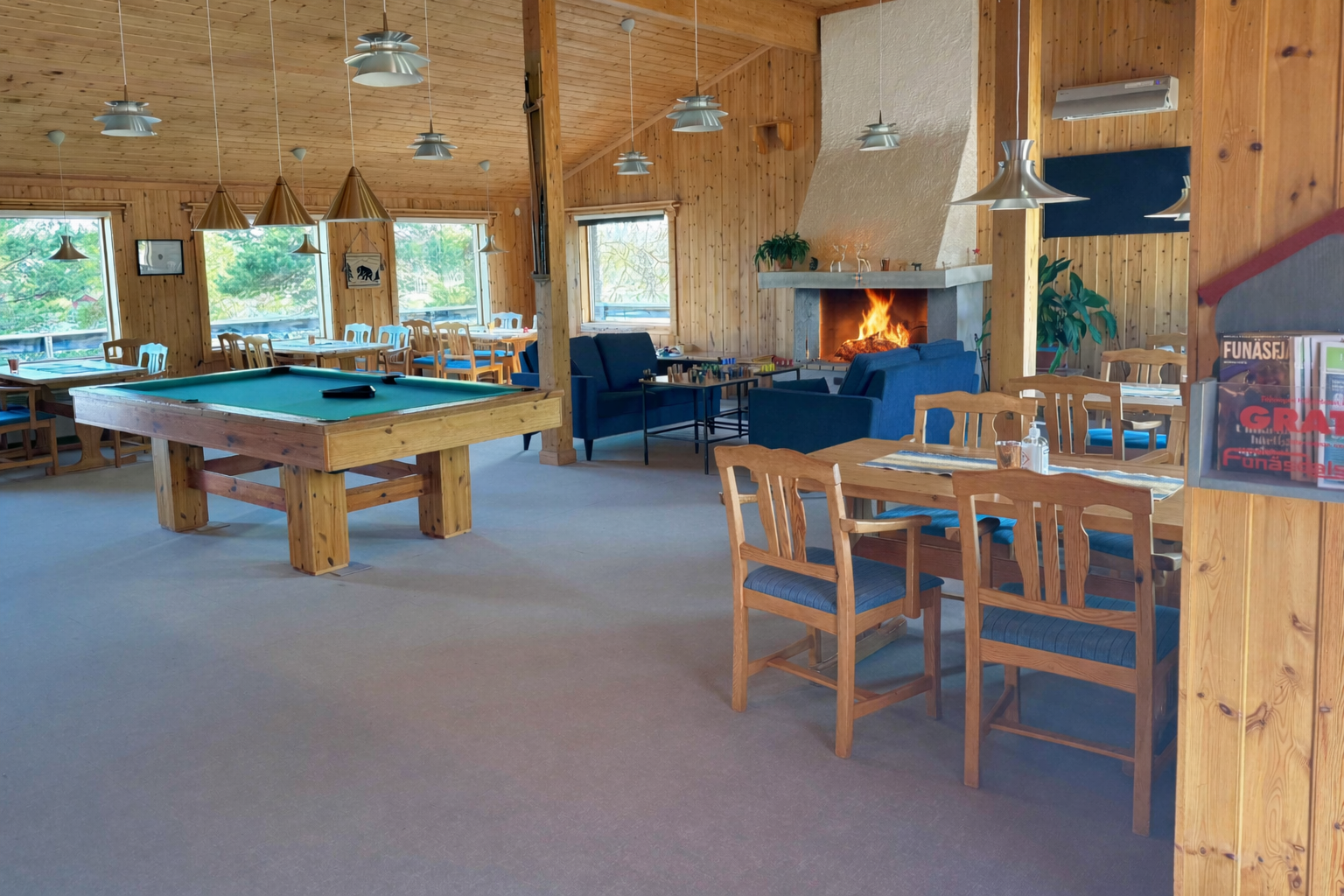 Mysigt servicehus med eldstad och bastu i naturskönt sjöläge. Smart Ägande