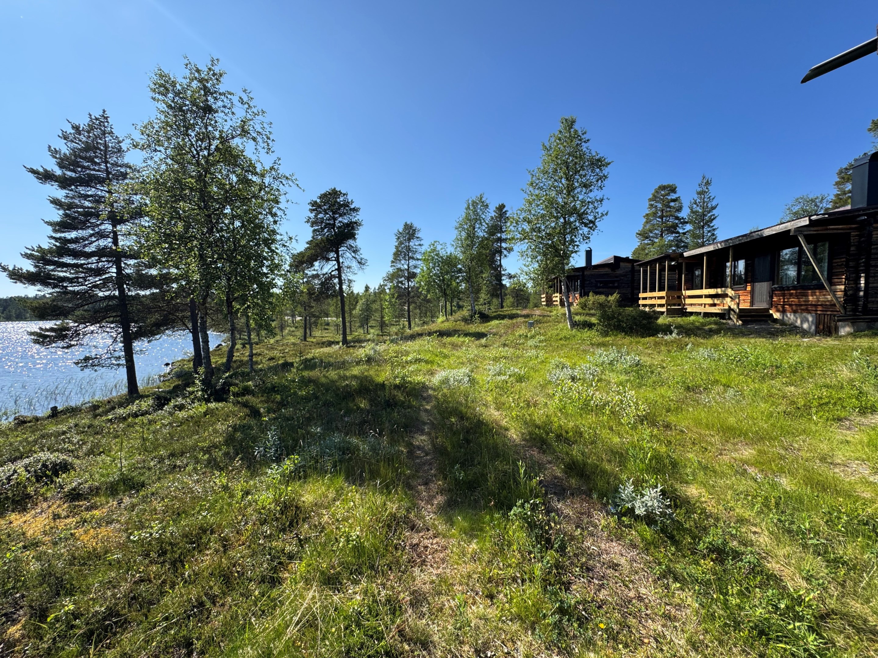 Fjällstugorna vackert placerade vid sjön. Smart Ägande