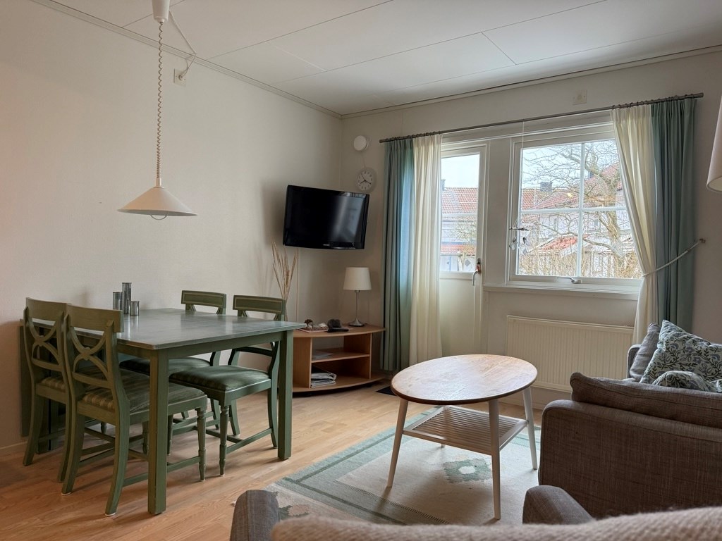 Allrum utgång till altan, typisk interiörbild från liknande lgh