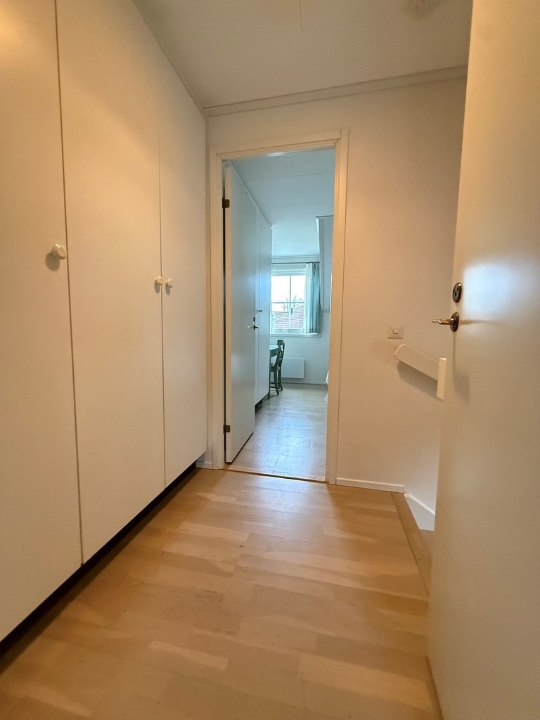 Förvaring övre plan 2, typisk interiörbild från liknande lgh