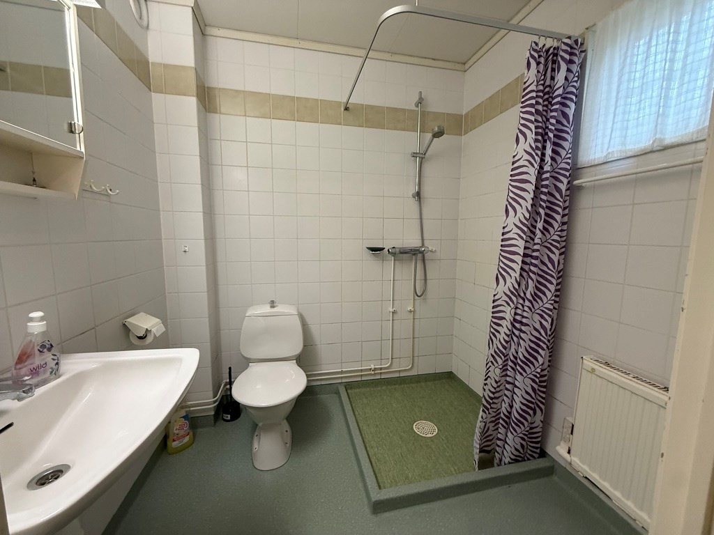 Badrum, typisk interiörbild från liknande lgh