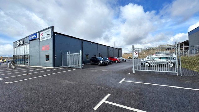 Skjutportar båda sidor om bilhallen