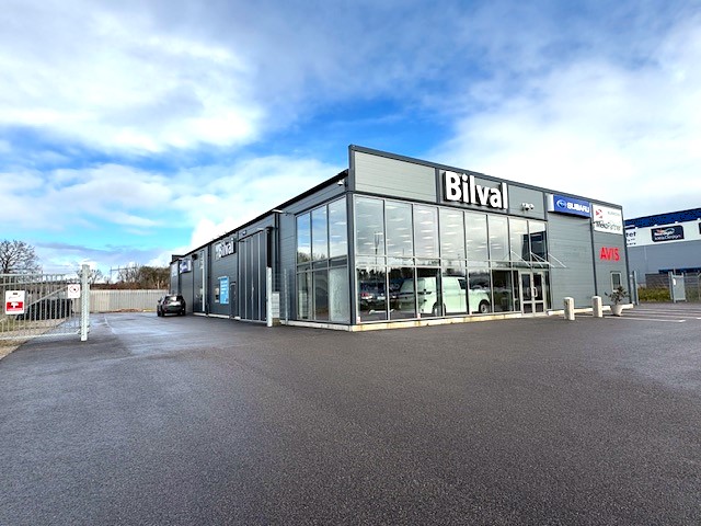 Bilhall med  kundmottagning ,verkstad och personalutrymmen