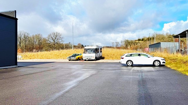 Tomtmark inhägnad stor del asfalterad