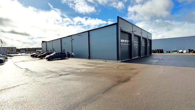 Stor asfalterad tomt