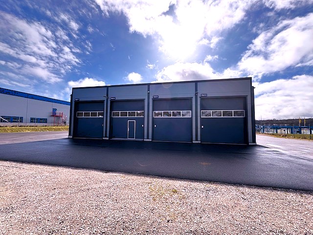 Baksida med 2 portar till verkstad och 2 till tvätthall