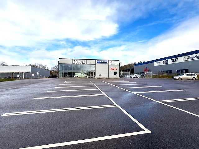 Asfalterad parkering i anslutning till bilhall