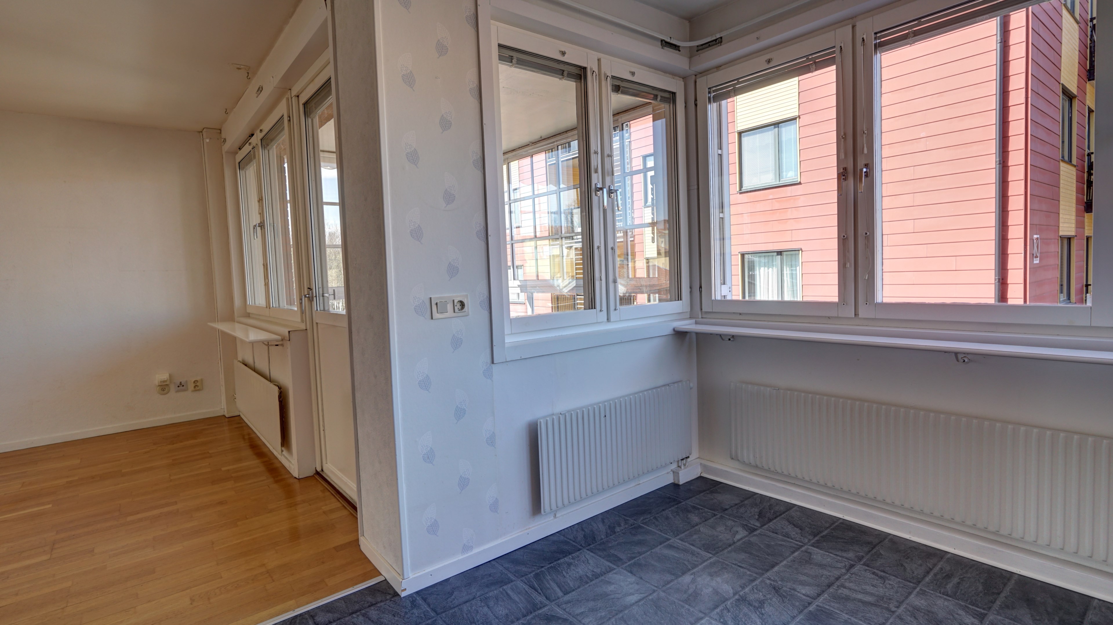 Matplats mot inglasad balkong