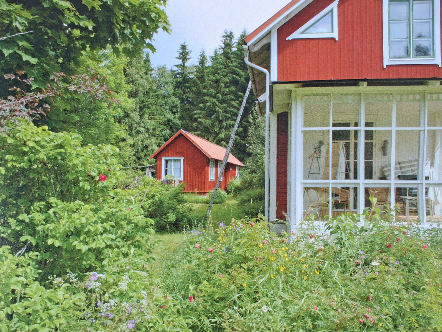 Inglasade verandan på gaveln - åt vänster garaget