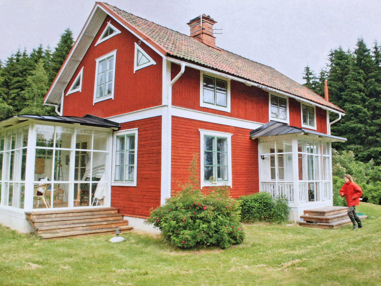 Två inglasade verandor båda med sjöutsikt