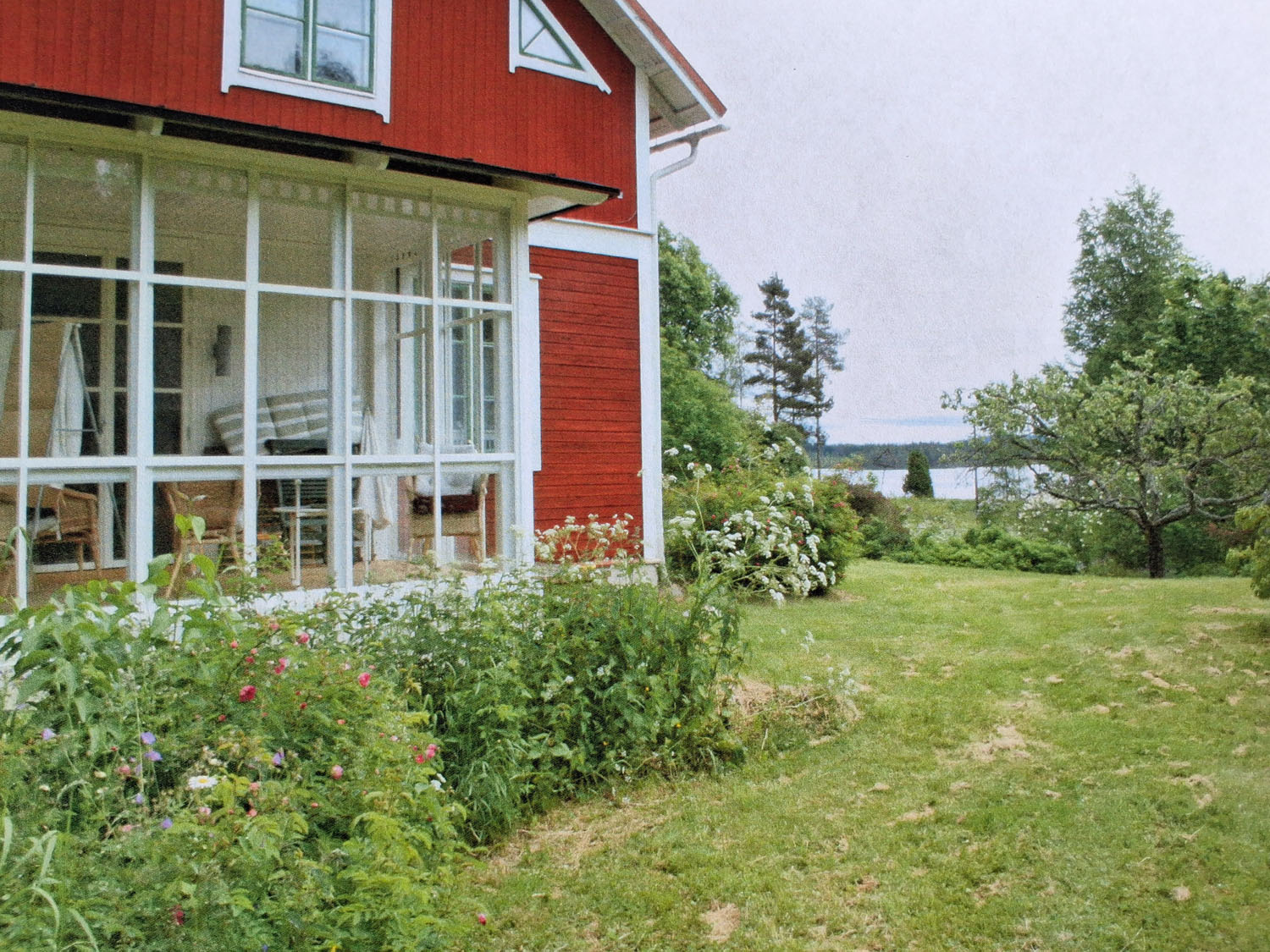 Inglasade vrandan på gaveln - åt höger sjön